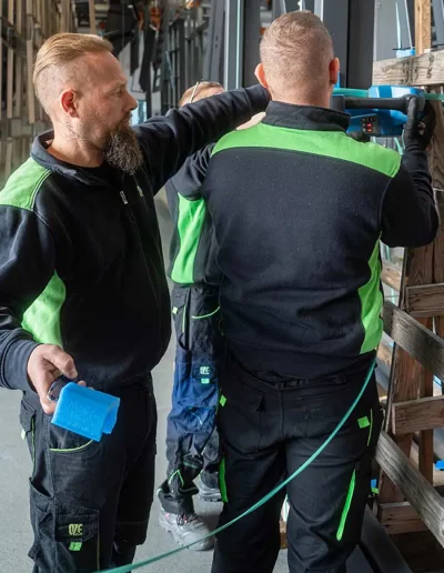 verpackung mitarbeiter bringen transportschutz an bg oze gmbh