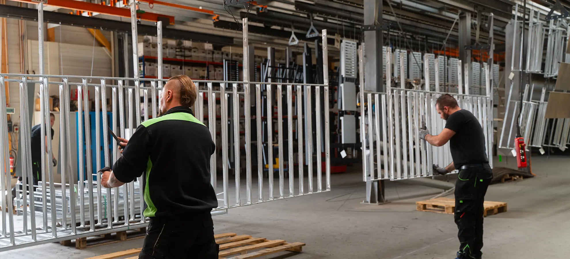 vorbereitung schleifen zwei mitarbeiter bearbeiten stahlbauteil header oze gmbh