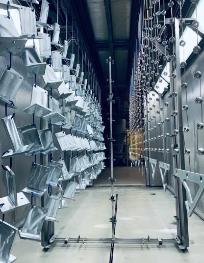 waschen aufgehaengte blechbauteile in vorbehandlungsanlage bg oze gmbh